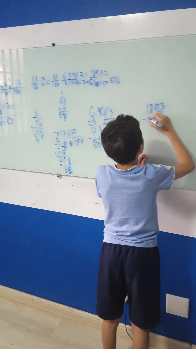 Lousa de uma das salas de aula da ABCD